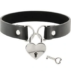 collar cuero con corazon y llave coquette - detalle 4