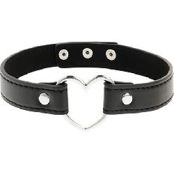 collar cuero vegano  con corazon coquette - detalle 3