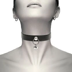 collar cuero vegano con cascabel coquette